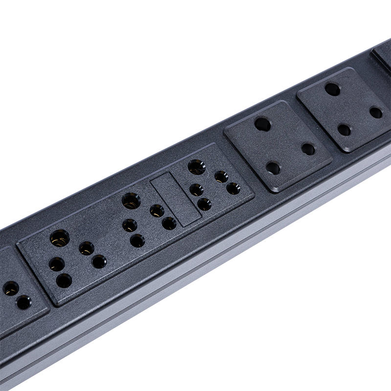 Južnoafrička utičnica 16 utičnica 1.5U Liquid Magnetic Circuit Breaker Vertical TCP/IP smart Rack PDU