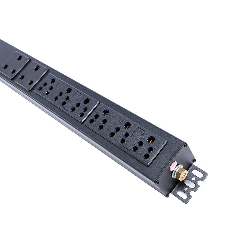 Južnoafrička utičnica 16 utičnica 1.5U Liquid Magnetic Circuit Breaker Vertical TCP/IP smart Rack PDU